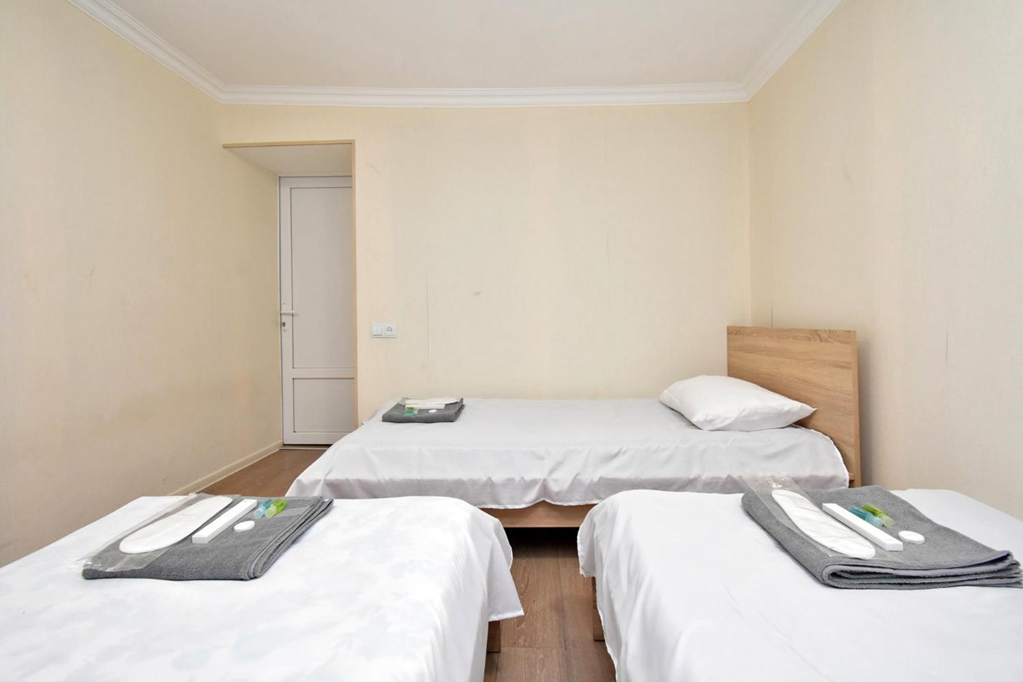 Aaaa Hotel Jereván Kültér fotó